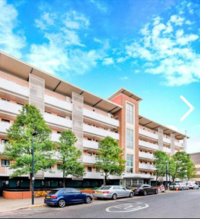 Bright, Nice Interior, Close to the City, 2 Bedroom Apartment